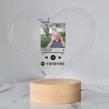 Carica l'immagine nel visualizzatore di Gallery, Targa "Nonno" a forma di cuore con base tonda effetto legno led e codice spotify con foto personalizzabile 15cm x 18 cm