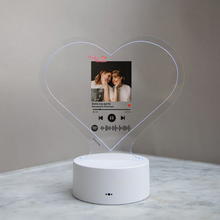 Carica l'immagine nel visualizzatore di Gallery, Targa "Nonna" a forma di cuore con base bianca a led e codice spotify con foto personalizzabile 15cm x 18 cm