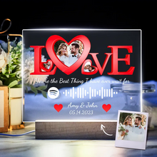 Carica l'immagine nel visualizzatore di Gallery, Targa "Love" con base a led in legno e codice spotify con foto personalizzabile 20cm x 15cm