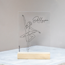 Carica l'immagine nel visualizzatore di Gallery, Targa con base in legno "Ballerina" personalizzabile 15cm x 20cm