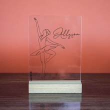 Carica l'immagine nel visualizzatore di Gallery, Targa con base in legno "Ballerina" personalizzabile 15cm x 20cm
