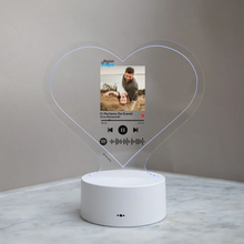 Carica l'immagine nel visualizzatore di Gallery, Targa "Papà" a forma di cuore con base bianca a led e codice spotify con foto personalizzabile 15cm x 18 cm