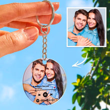 Carica l'immagine nel visualizzatore di Gallery, Portachiavi FullFoto tondo con codice Spotify e foto personalizzabile 8,5 x 5,5 cm