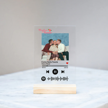 Carica l'immagine nel visualizzatore di Gallery, Targa "Nonna" con base in legno e codice spotify con foto personalizzabile 10cm x 15cm