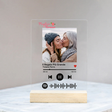 Carica l'immagine nel visualizzatore di Gallery, Targa "Nonna" con base in legno e codice spotify con foto personalizzabile 15cm x 20cm
