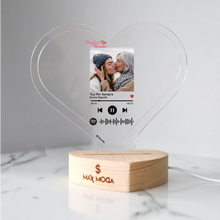 Carica l'immagine nel visualizzatore di Gallery, Targa "Nonna" a forma di cuore con base a cuore led e codice spotify con foto personalizzabile 15cm x 18 cm