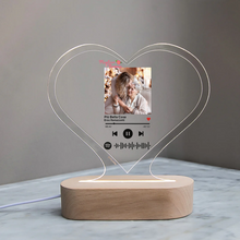 Carica l'immagine nel visualizzatore di Gallery, Targa "Nonna" a forma di cuore con base in legno a led e codice spotify con foto personalizzabile 15cm x 18 cm