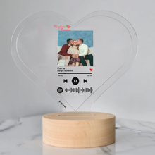 Carica l'immagine nel visualizzatore di Gallery, Targa "Nonna" a forma di cuore con base tonda effetto legno led e codice spotify con foto personalizzabile 15cm x 18 cm
