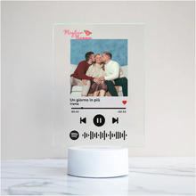 Carica l'immagine nel visualizzatore di Gallery, Targa "Nonna" con base bianca a led e codice spotify con foto personalizzabile 15cm x 20cm