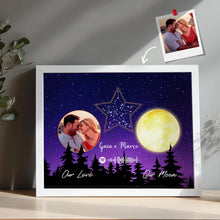 Carica l'immagine nel visualizzatore di Gallery, Quadro bianco con codice spotify e foto "Tra le stelle" personalizzabile 20x30