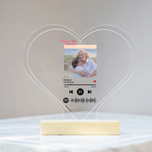 Carica l'immagine nel visualizzatore di Gallery, Targa "Nonna" a forma di cuore con base in legno e codice spotify con foto personalizzabile 15cm x 18 cm