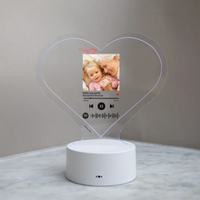 Carica l'immagine nel visualizzatore di Gallery, Targa "Nonna" a forma di cuore con base bianca a led e codice spotify con foto personalizzabile 15cm x 18 cm