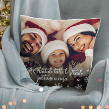 Carica l'immagine nel visualizzatore di Gallery, Cuscino Natalizio con foto e dedica personalizzabile