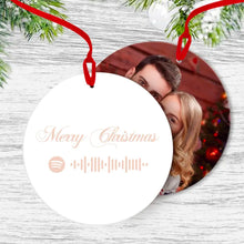 Carica l'immagine nel visualizzatore di Gallery, Decoro Merry Christmas bianco tondo con codice Spotify e foto personalizzabile