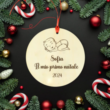 Carica l'immagine nel visualizzatore di Gallery, Decoro natalizio in legno "Primo Natale" personalizzabile