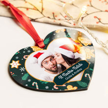 Carica l'immagine nel visualizzatore di Gallery, Decoro natalizio legno a forma di cuore "Il nostro Natale" con foto personalizzabile