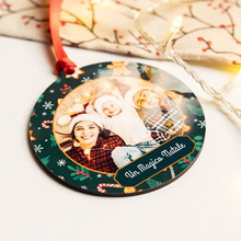 Carica l'immagine nel visualizzatore di Gallery, Decoro natalizio tondo in legno "Un magico natale " con foto personalizzabile