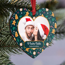 Carica l'immagine nel visualizzatore di Gallery, Decoro natalizio legno a forma di cuore "Il nostro Natale" con foto personalizzabile