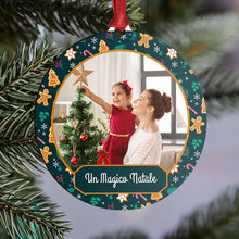 Carica l'immagine nel visualizzatore di Gallery, Decoro natalizio tondo in legno "Un magico natale " con foto personalizzabile