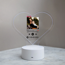 Carica l'immagine nel visualizzatore di Gallery, Targa "Mamma" a forma di cuore con base bianca a led e codice spotify con foto personalizzabile 15cm x 18 cm