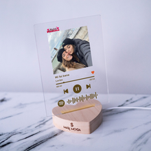 Carica l'immagine nel visualizzatore di Gallery, Targa"Mamma" con base a cuore led e codice spotify con foto personalizzabile 15cm x 20cm