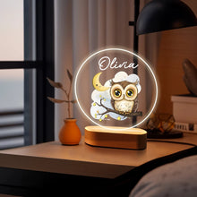Carica l'immagine nel visualizzatore di Gallery, Targa tonda con base in legno a led "Gufo" personalizzabile
