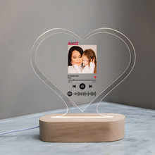Carica l'immagine nel visualizzatore di Gallery, Targa "Mamma" a forma di cuore con base in legno a led e codice spotify con foto personalizzabile 15cm x 18 cm