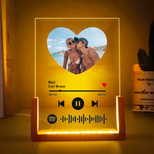 Carica l'immagine nel visualizzatore di Gallery, Targa con base in legno a led e codice spotify con foto a cuore personalizzabile 15cm x 20cm