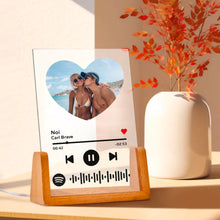 Carica l'immagine nel visualizzatore di Gallery, Targa con base in legno a led e codice spotify con foto a cuore personalizzabile 15cm x 20cm