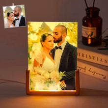 Carica l'immagine nel visualizzatore di Gallery, Targa con base in legno a led 15cm x 20cm personalizzabile
