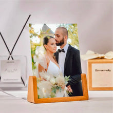 Carica l'immagine nel visualizzatore di Gallery, Targa con base in legno a led 15cm x 20cm personalizzabile