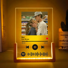 Carica l'immagine nel visualizzatore di Gallery, Targa con base in legno a led e codice spotify con foto personalizzabile 15cm x 20cm