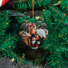 Carica l'immagine nel visualizzatore di Gallery, Decoro natalizio a forma di cuore con foto personalizzabile