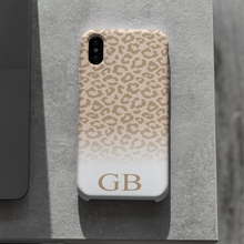 Carica l'immagine nel visualizzatore di Gallery, Cover Protection "Maculato" con iniziali personalizzabile