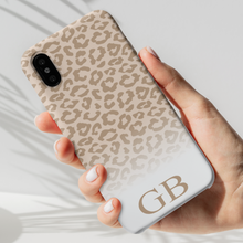 Carica l'immagine nel visualizzatore di Gallery, Cover Protection "Maculato" con iniziali personalizzabile