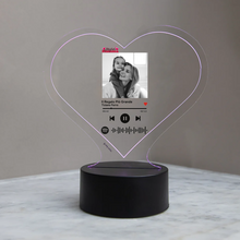 Carica l'immagine nel visualizzatore di Gallery, Targa"Mamma" a forma di cuore con base a led e codice spotify con foto personalizzabile 15cm x 18 cm