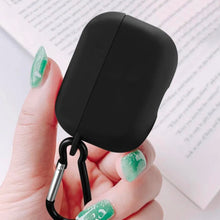 Carica l'immagine nel visualizzatore di Gallery, Custodia Nera Airpods pro bluetooth con gancio