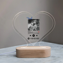 Carica l'immagine nel visualizzatore di Gallery, Targa "Nonno" a forma di cuore con base in legno a led e codice spotify con foto personalizzabile 15cm x 18 cm