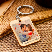 Carica l'immagine nel visualizzatore di Gallery, Portachiavi in legno con foto e frase personalizzabile 8,5cm x 5,5cm