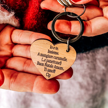 Carica l'immagine nel visualizzatore di Gallery, Portachiavi in legno a forma di cuore con frase personalizzabile 5 cm x 4 cm