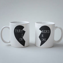 Carica l'immagine nel visualizzatore di Gallery, Coppia di Tazze "Partners in Crime"