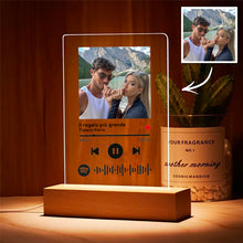 Carica l'immagine nel visualizzatore di Gallery, Targa con base in legno a led e codice spotify con foto personalizzabile 15cm x 20cm