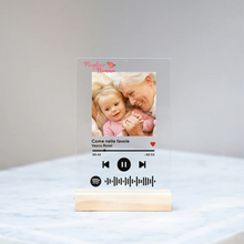 Carica l'immagine nel visualizzatore di Gallery, Targa "Nonna" con base in legno e codice spotify con foto personalizzabile 10cm x 15cm