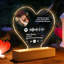 Carica l'immagine nel visualizzatore di Gallery, Targa a forma di cuore con base in legno a led e codice spotify con foto e dedica personalizzabile 13cm x 18cm