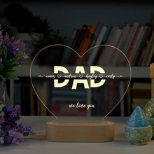 Carica l'immagine nel visualizzatore di Gallery, Targa "Dad" a forma di cuore con base in legno a led personalizzabile