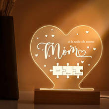 Carica l'immagine nel visualizzatore di Gallery, Targa "Mom" a forma di cuore con base in legno a led personalizzabile
