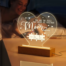 Carica l'immagine nel visualizzatore di Gallery, Targa "Mom" a forma di cuore con base in legno a led personalizzabile