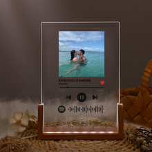 Carica l'immagine nel visualizzatore di Gallery, Targa con base in legno a led e codice spotify con foto e brano personalizzabile 15cm x 20cm
