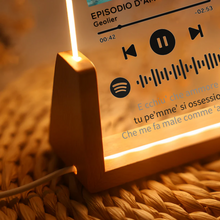 Carica l'immagine nel visualizzatore di Gallery, Targa con base in legno a led e codice spotify con foto e brano personalizzabile 15cm x 20cm