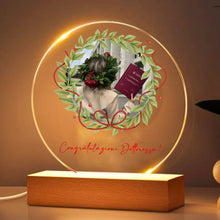 Carica l'immagine nel visualizzatore di Gallery, Targa tonda con base in legno a led "Laurea" personalizzabile